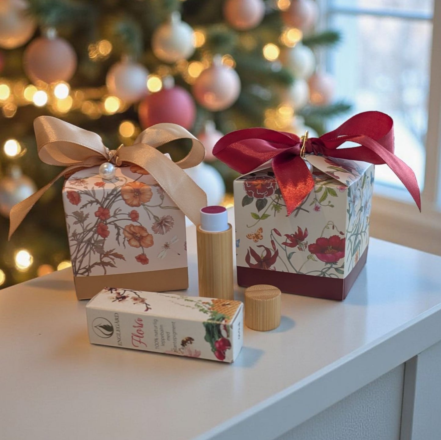 
                  
                    Prisvinnende, 100% naturlig leppepomade - "Flora"
                  
                